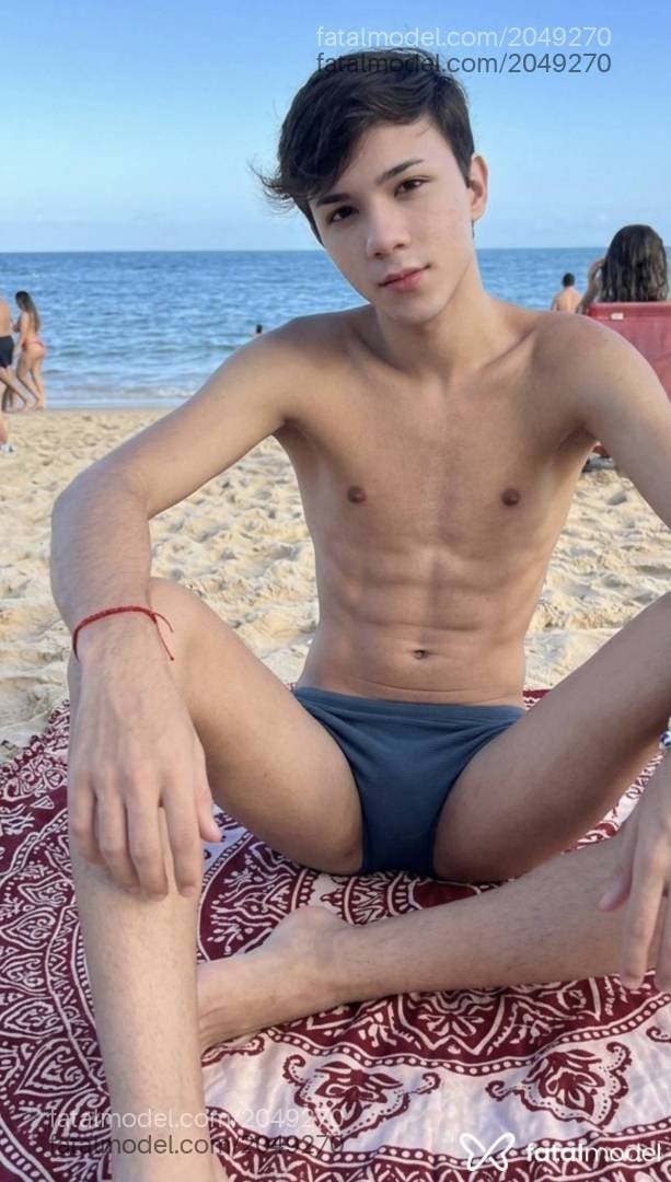 Acompanhante homem com cabelo castanho de olhos castanhos - Natanael