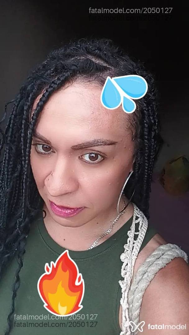 Acompanhante mulher trans com cabelo castanho de olhos mel - Ge Rodriguez