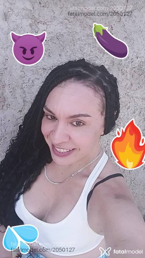Acompanhante mulher trans com cabelo castanho de olhos mel - Ge Rodriguez
