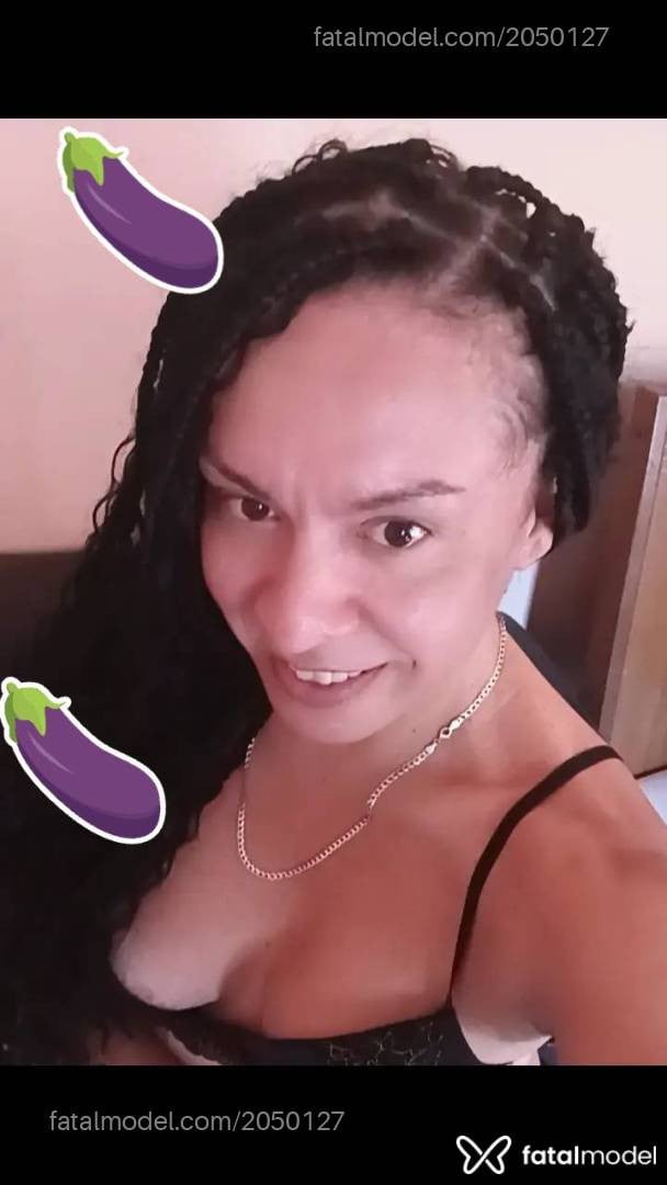 Acompanhante mulher trans com cabelo castanho de olhos mel - Ge Rodriguez