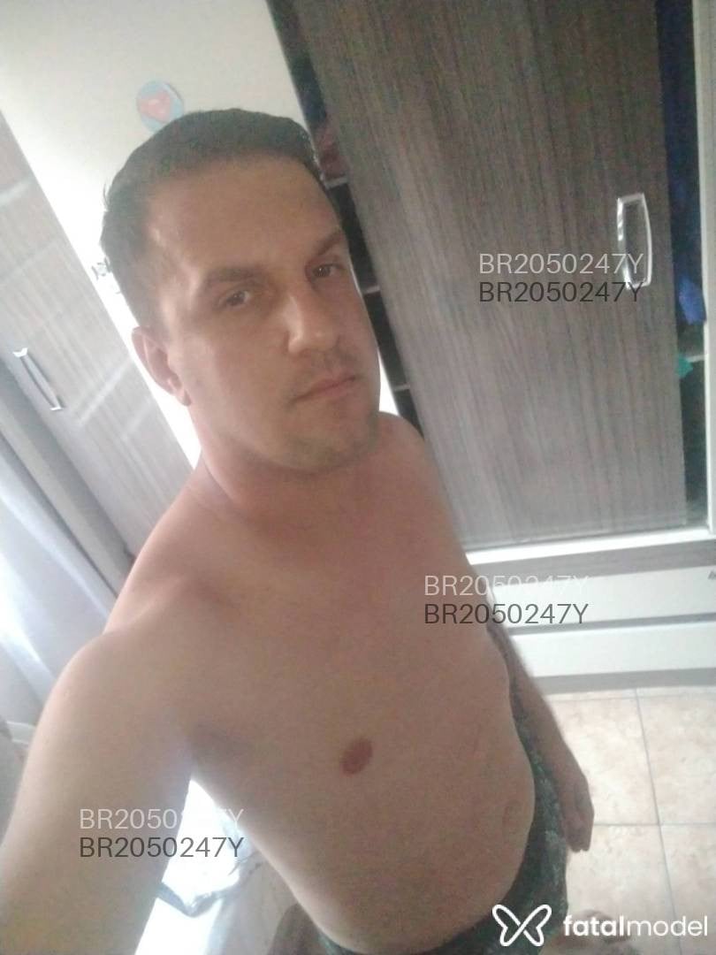 Acompanhante homem com cabelo castanho de olhos castanhos em São Paulo Acompanhante homem com cabelo castanho de olhos castanhos em São Paulo - Ricardo