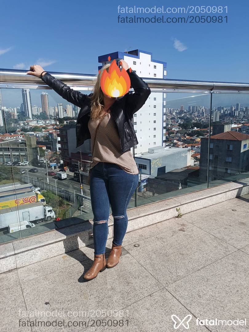 Acompanhante mulher loira (o) de olhos castanhos - Amina