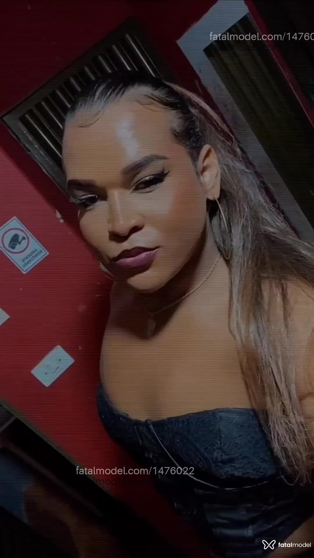 Acompanhante mulher trans com cabelo castanho de olhos mel - Maite Santos