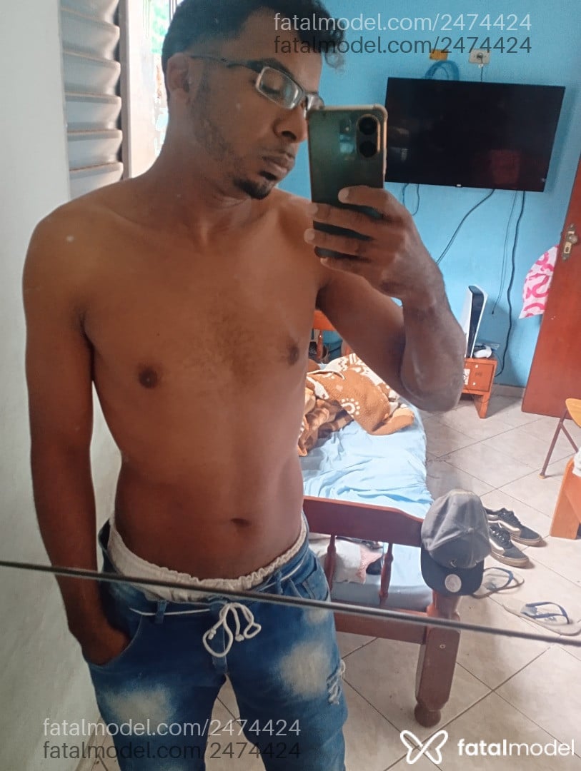 Acompanhante homem com cabelo grisalho de olhos castanhos - Victorfsousa