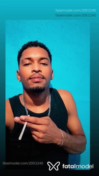 Acompanhante homem com cabelo castanho de olhos castanhos - Nescau Acompanhante homem com cabelo castanho de olhos castanhos - Nescau