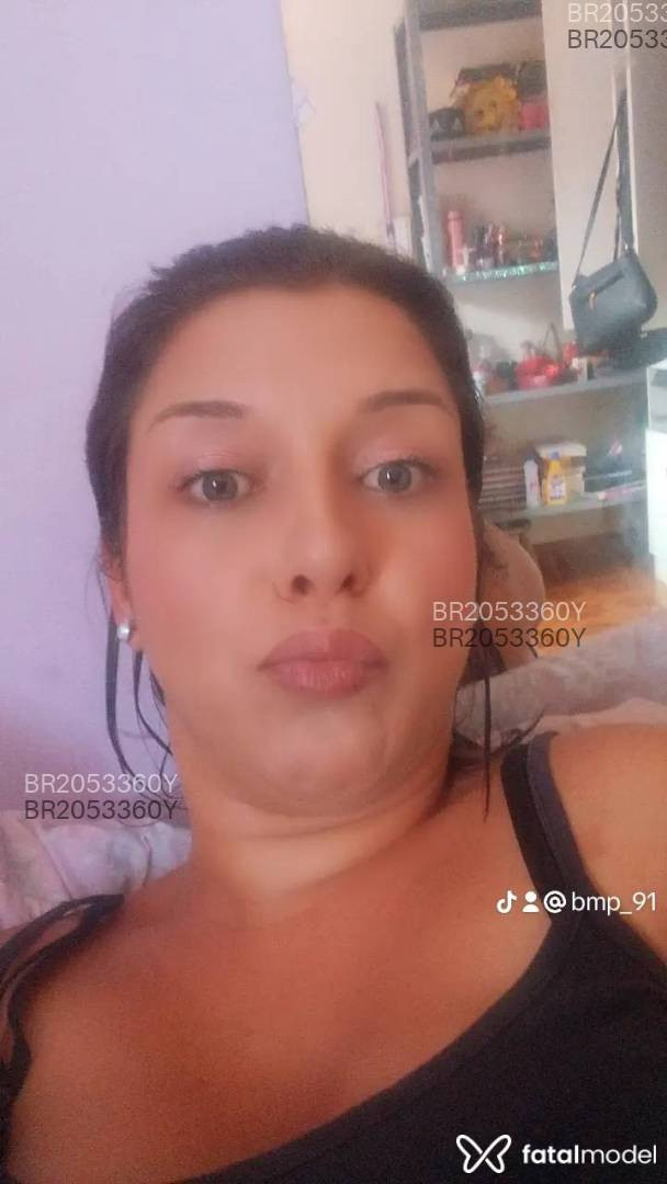 Acompanhante mulher com cabelo castanho de olhos azuis em Virtual - Biaah