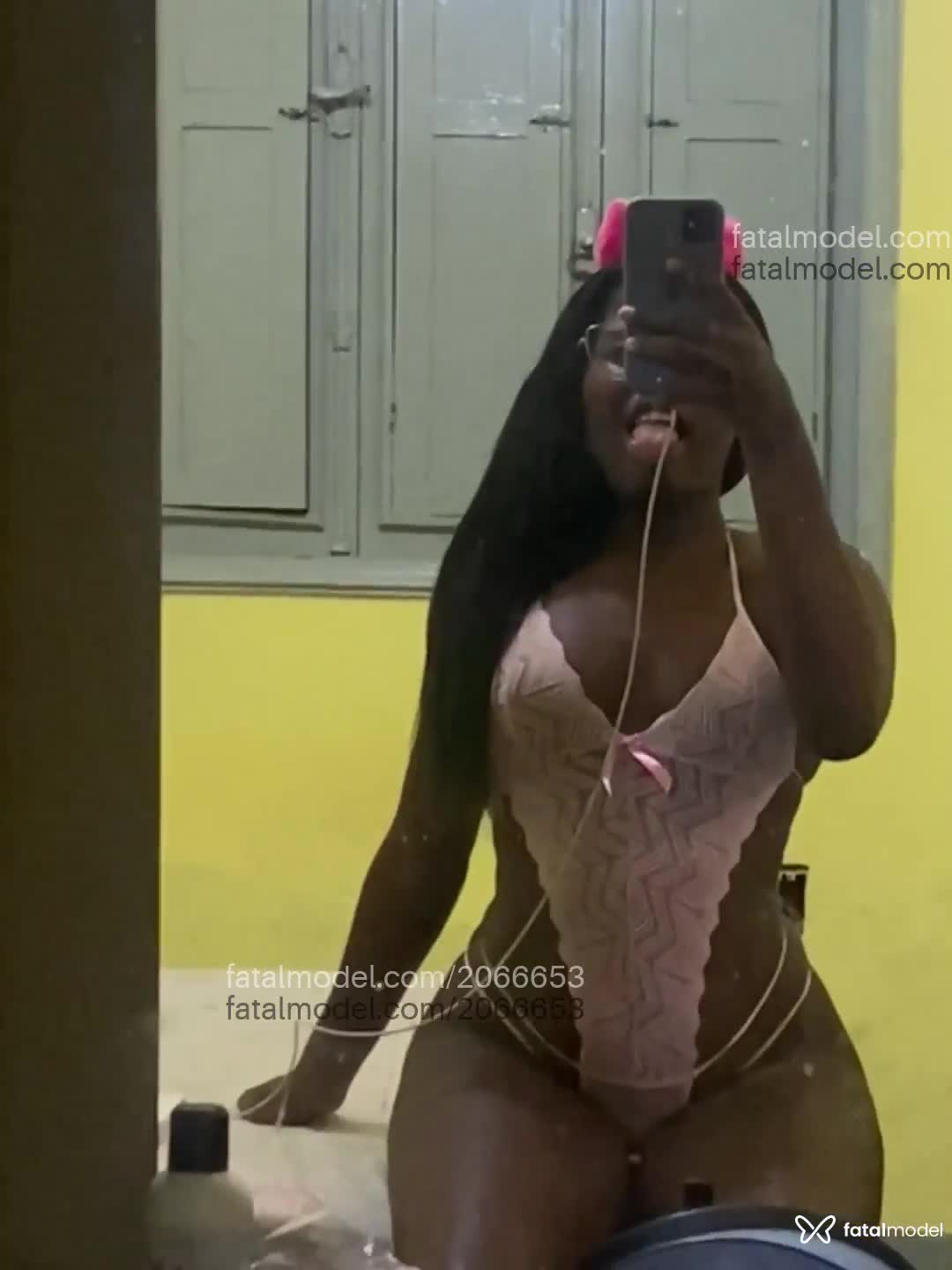 Acompanhante mulher morena (o) de olhos castanhos em Virtual Acompanhante mulher morena (o) de olhos castanhos em Virtual - Latim Milaa