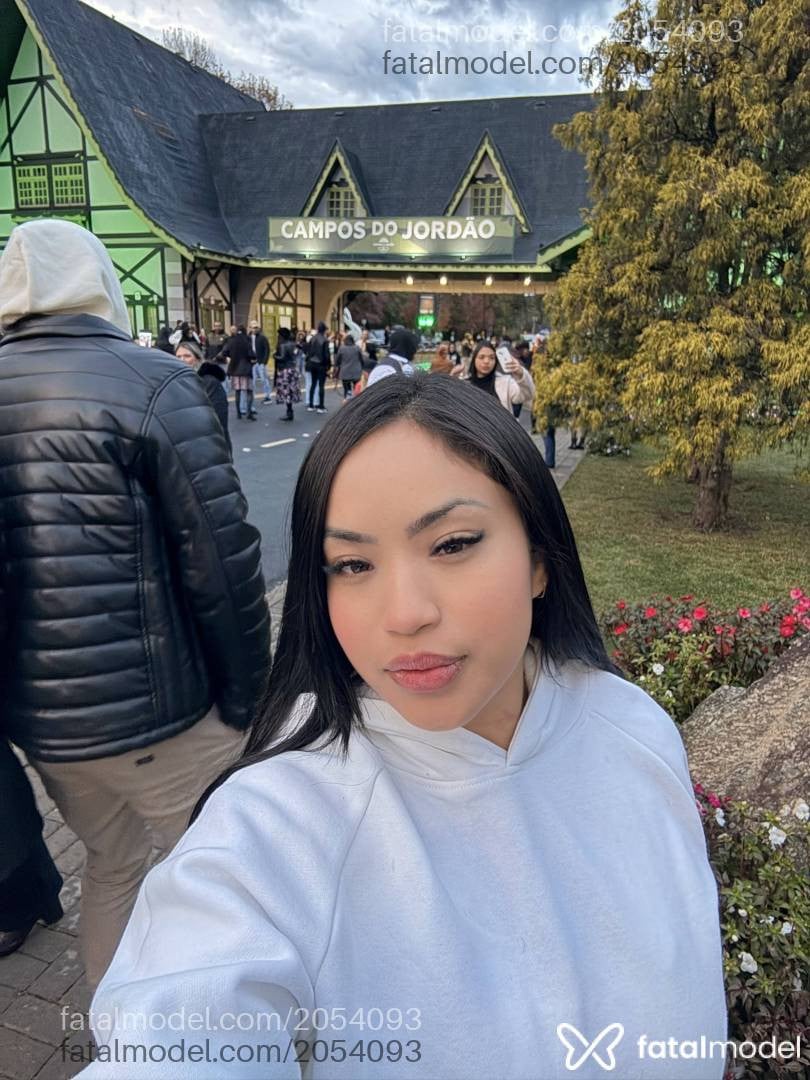 Acompanhante mulher com cabelo castanho de olhos castanhos - Lorena Diniz