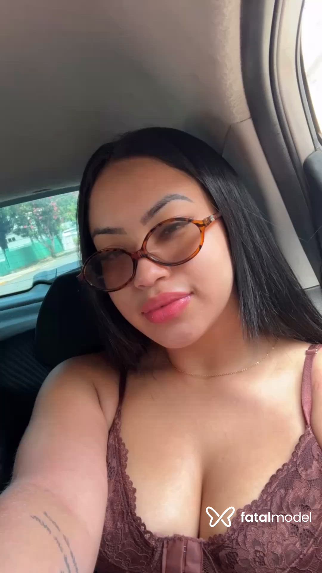 Acompanhante mulher com cabelo castanho de olhos castanhos - Lorena Diniz