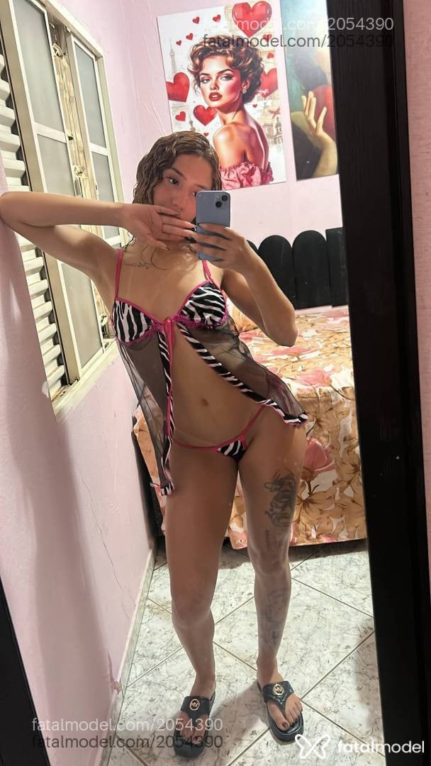 Acompanhante mulher loira (o) de olhos pretos - Valentina Fox