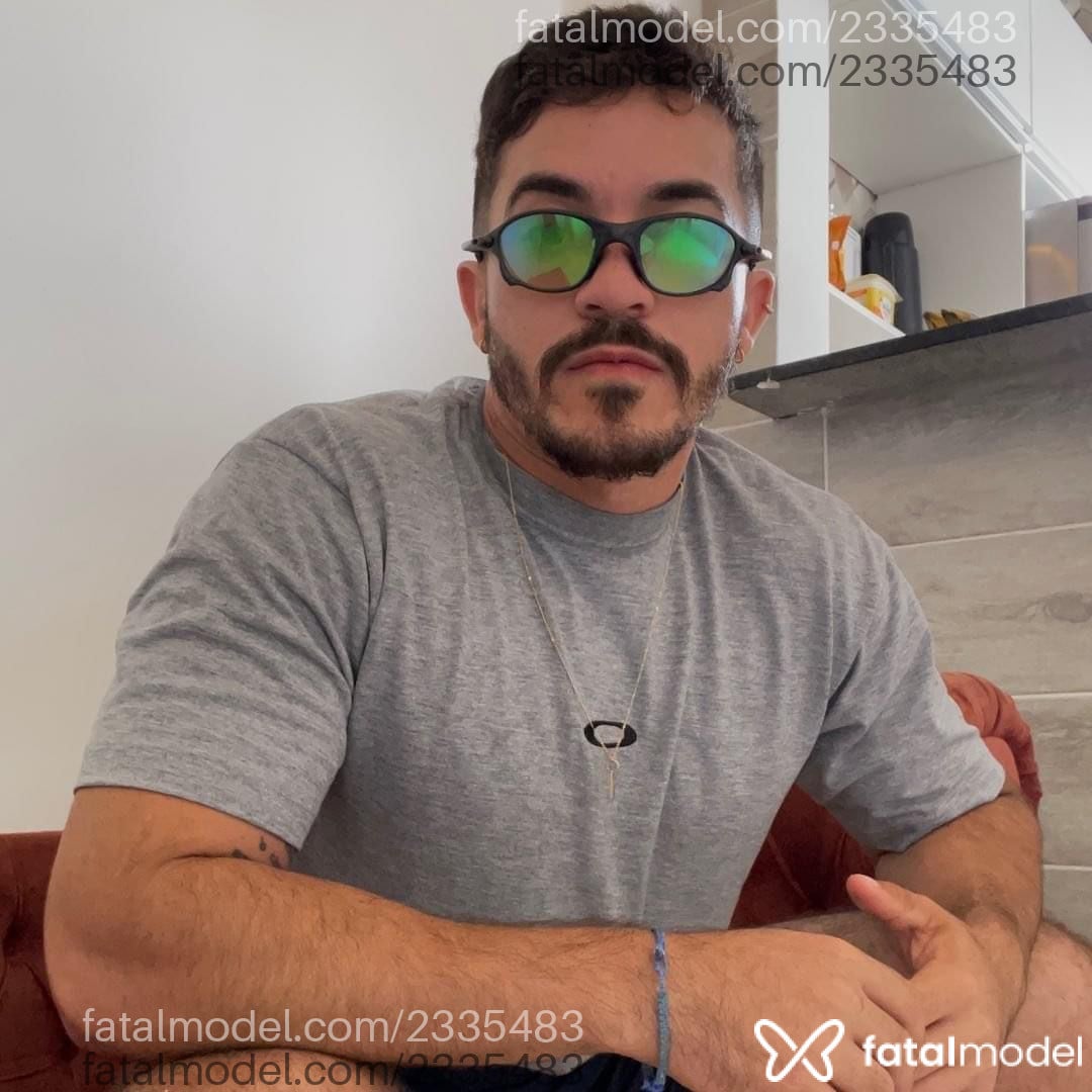Acompanhante homem com cabelo castanho de olhos castanhos - Parrudo Acompanhante homem com cabelo castanho de olhos castanhos - Parrudo