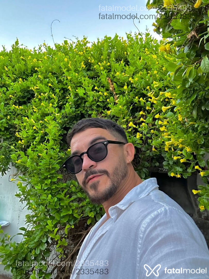 Acompanhante homem com cabelo castanho de olhos castanhos - Parrudo Acompanhante homem com cabelo castanho de olhos castanhos - Parrudo