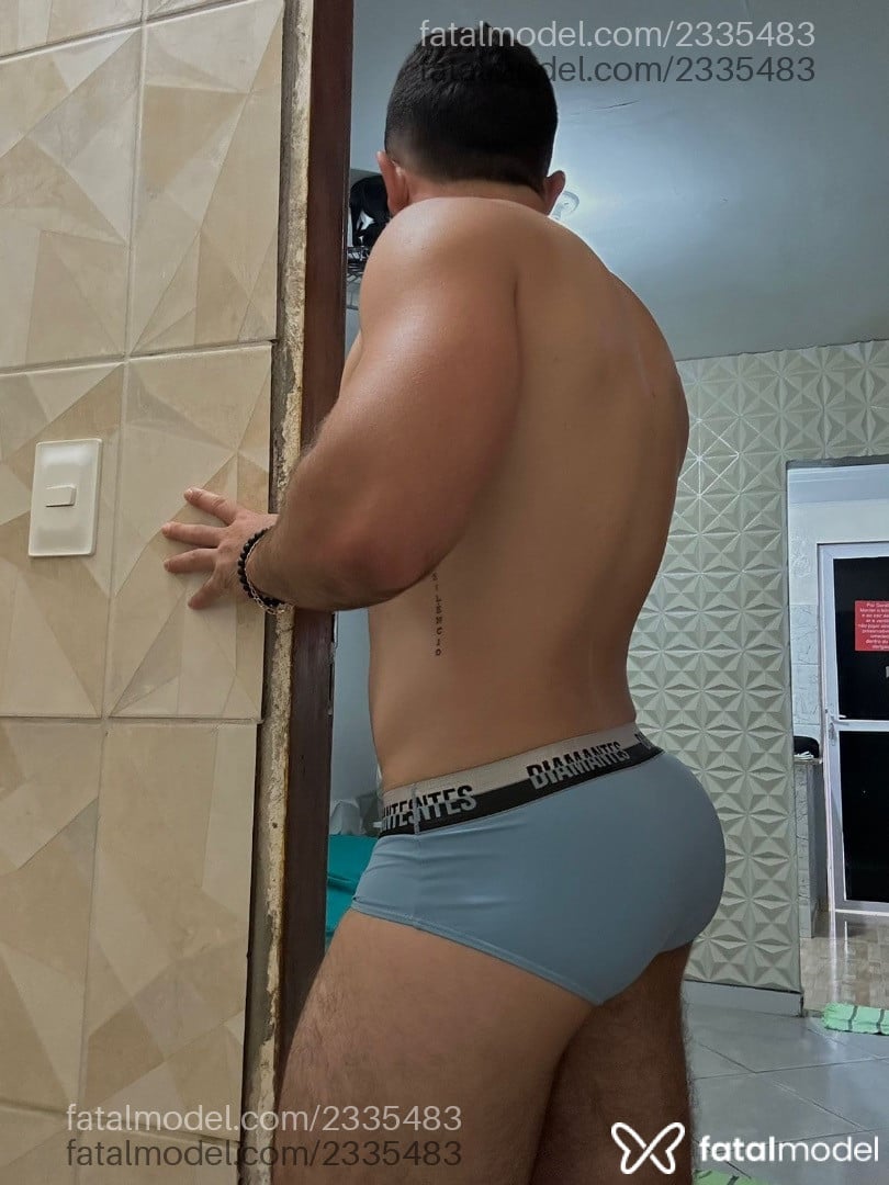 Acompanhante homem com cabelo castanho de olhos castanhos - Parrudo Acompanhante homem com cabelo castanho de olhos castanhos - Parrudo