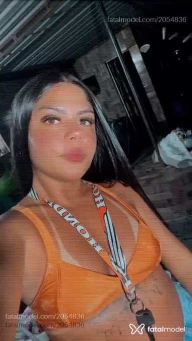 Acompanhante mulher com cabelo castanho de olhos mel em Macaé - Maitê