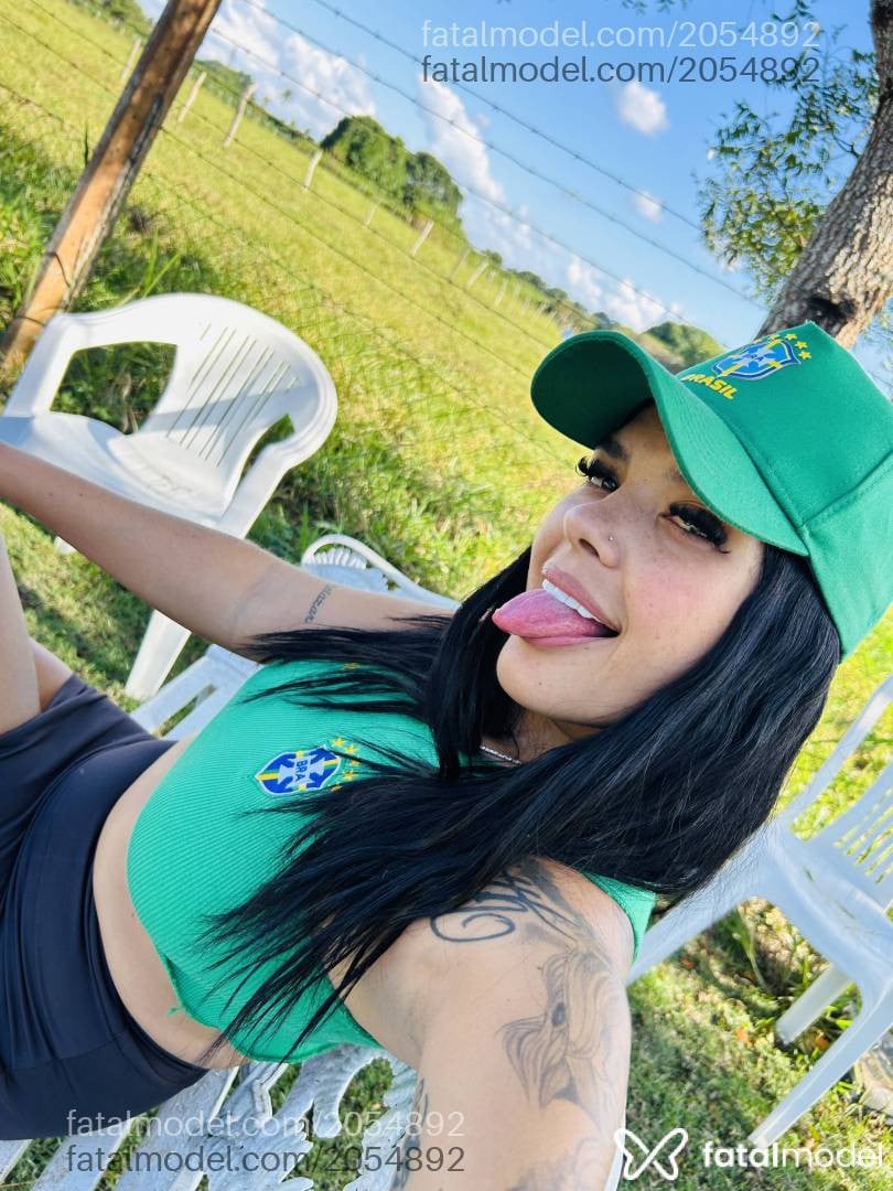 Acompanhante mulher com cabelo castanho de olhos castanhos - Monique Macedo Acompanhante mulher com cabelo castanho de olhos castanhos - Monique Macedo