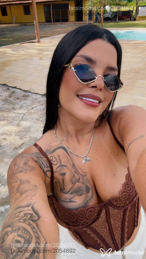 Acompanhante mulher com cabelo castanho de olhos castanhos - Monique Macedo Acompanhante mulher com cabelo castanho de olhos castanhos - Monique Macedo