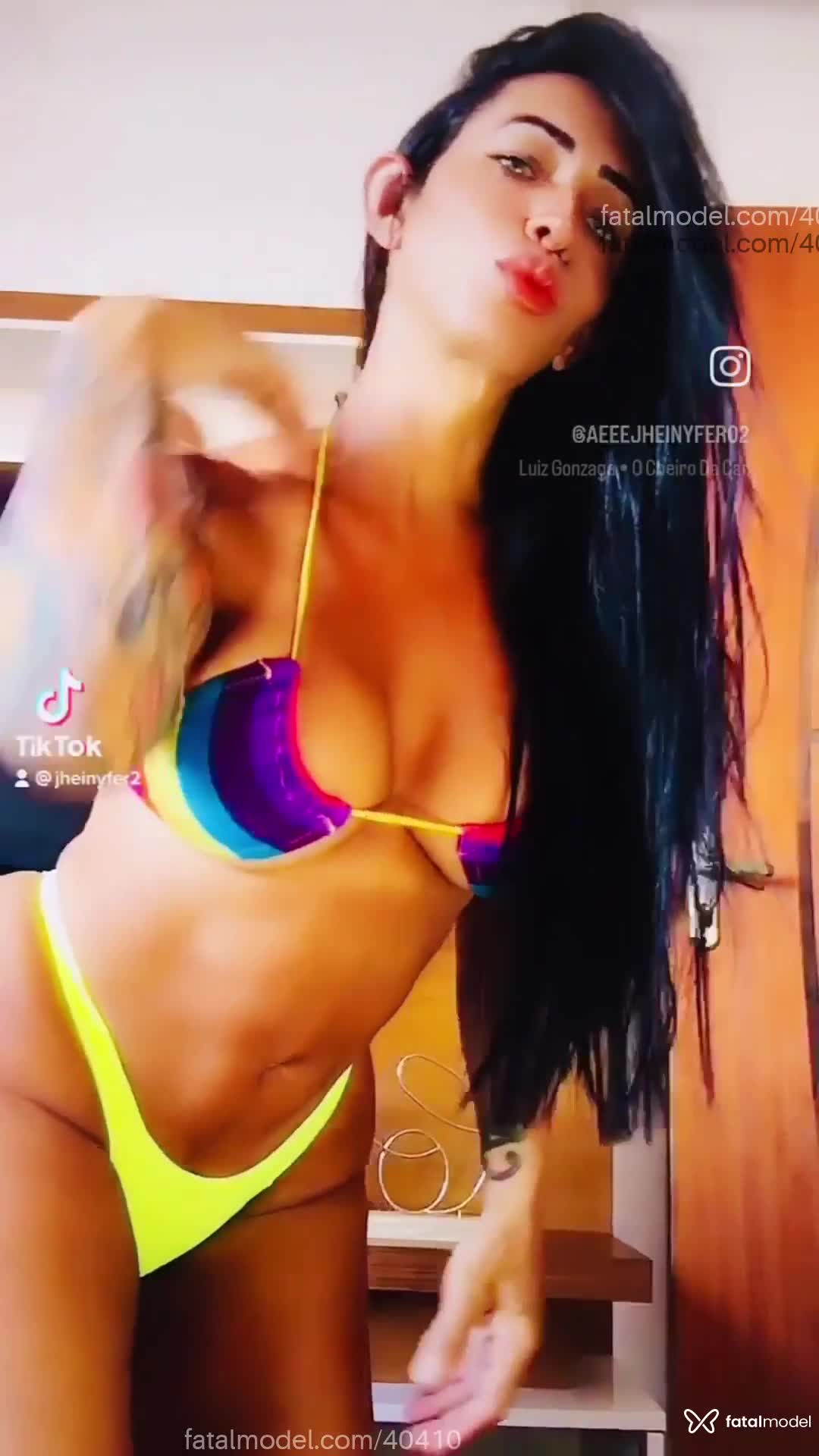 Acompanhante mulher trans com cabelo castanho de olhos verdes em Ubá Acompanhante mulher trans com cabelo castanho de olhos verdes em Ubá - Jheinyfer