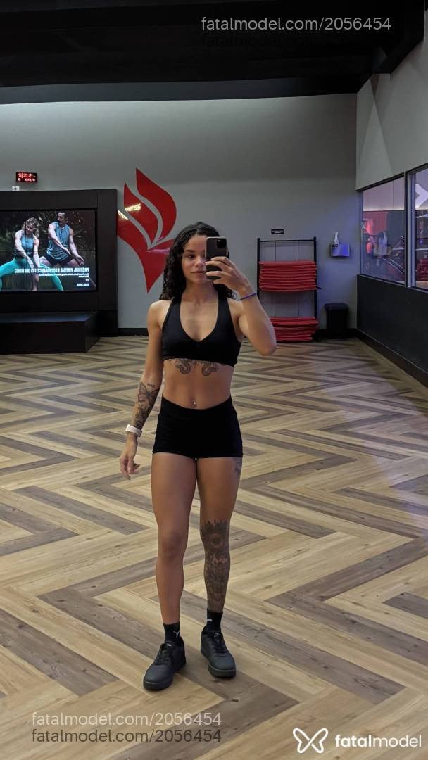 Acompanhante mulher com cabelo castanho de olhos castanhos - Mariana