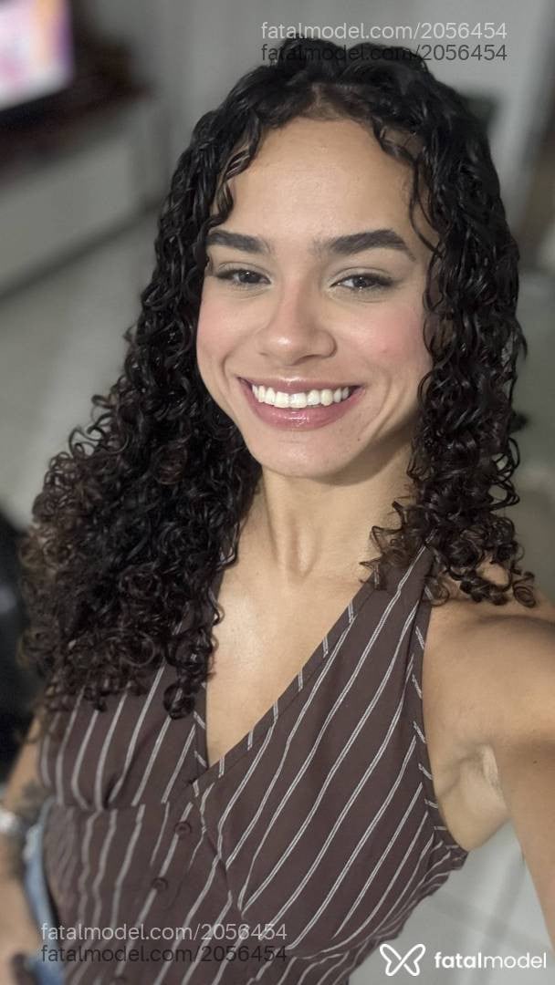 Acompanhante mulher com cabelo castanho de olhos castanhos - Mariana