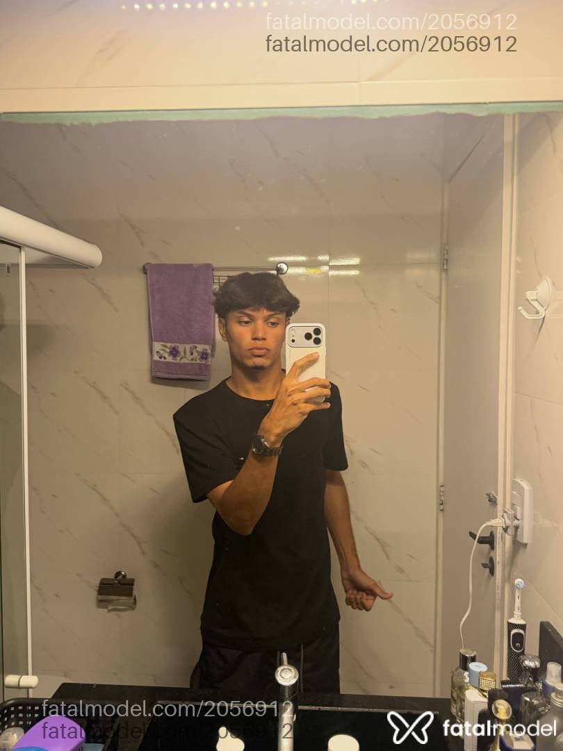 Acompanhante homem com cabelo castanho de olhos castanhos - Pivetinhoativo