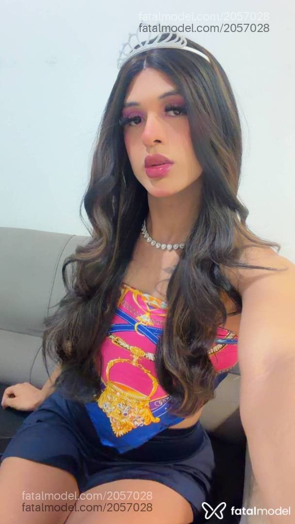 Acompanhante mulher trans com cabelo castanho de olhos mel - Estela Campos