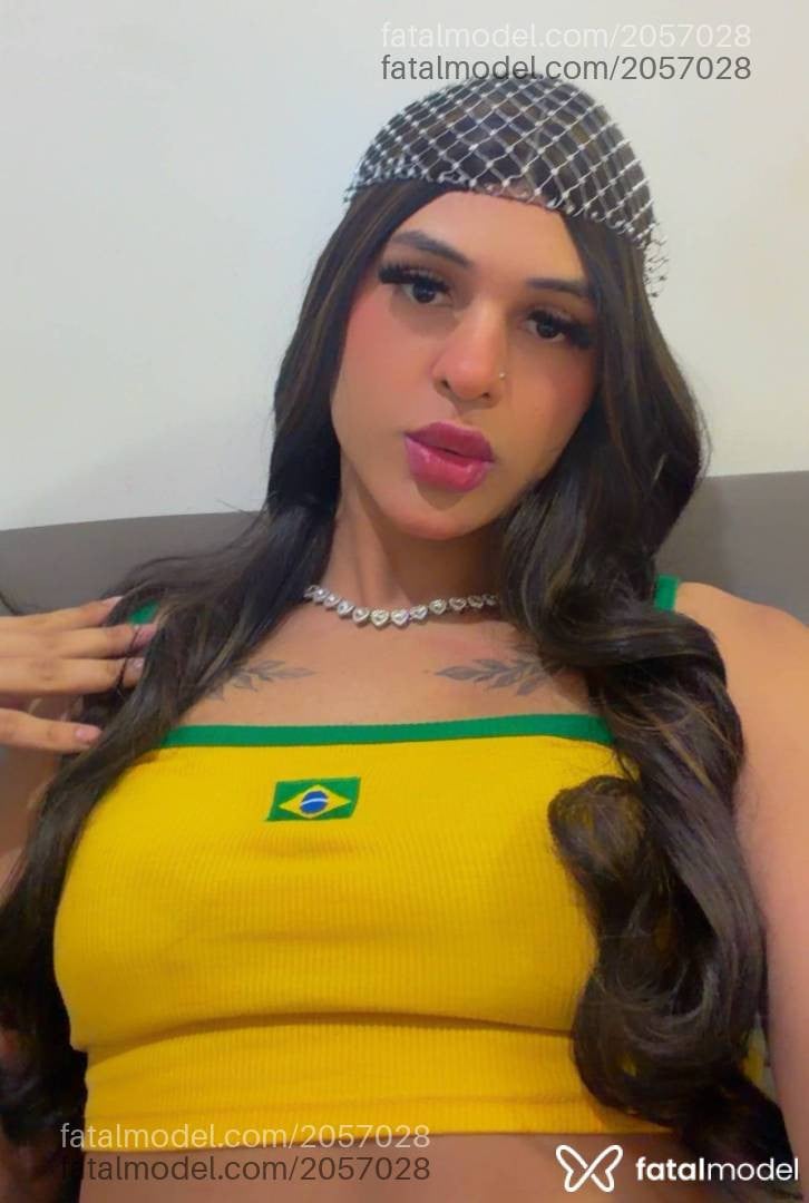 Acompanhante mulher trans com cabelo castanho de olhos mel - Estela Campos