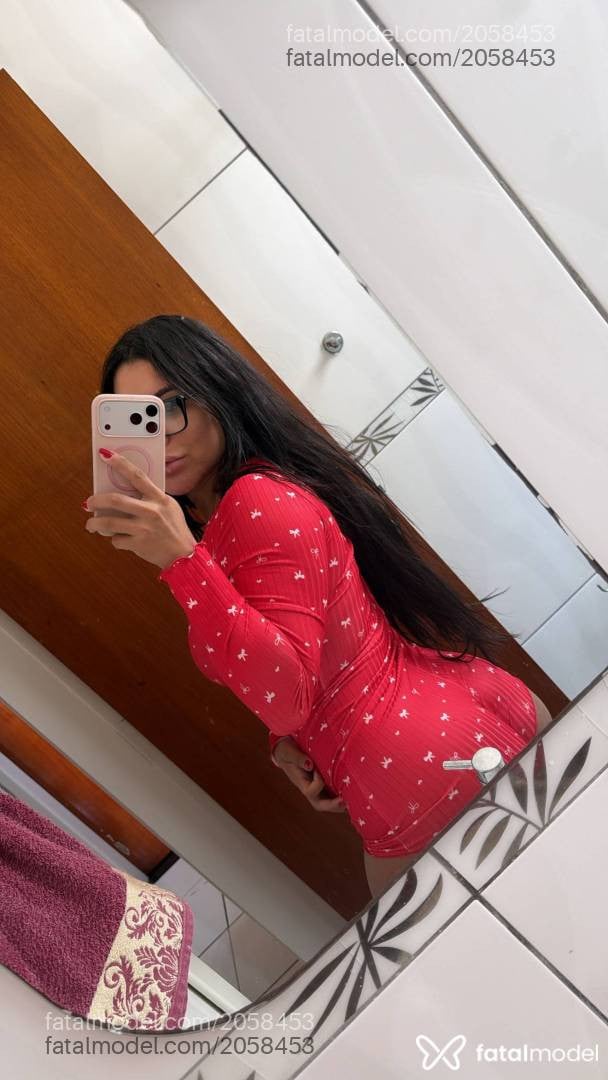 Acompanhante mulher loira (o) de olhos castanhos - Camila Queiroz