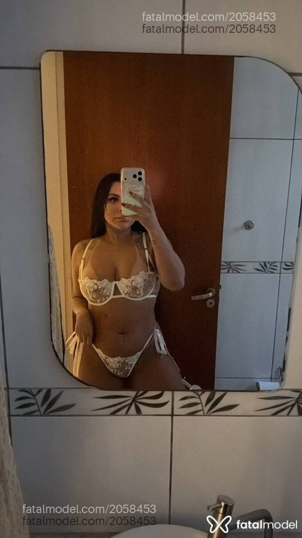 Acompanhante mulher loira (o) de olhos castanhos - Camila Queiroz
