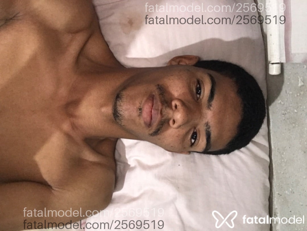 Acompanhante homem morena (o) de olhos pretos em Brasília - Preto