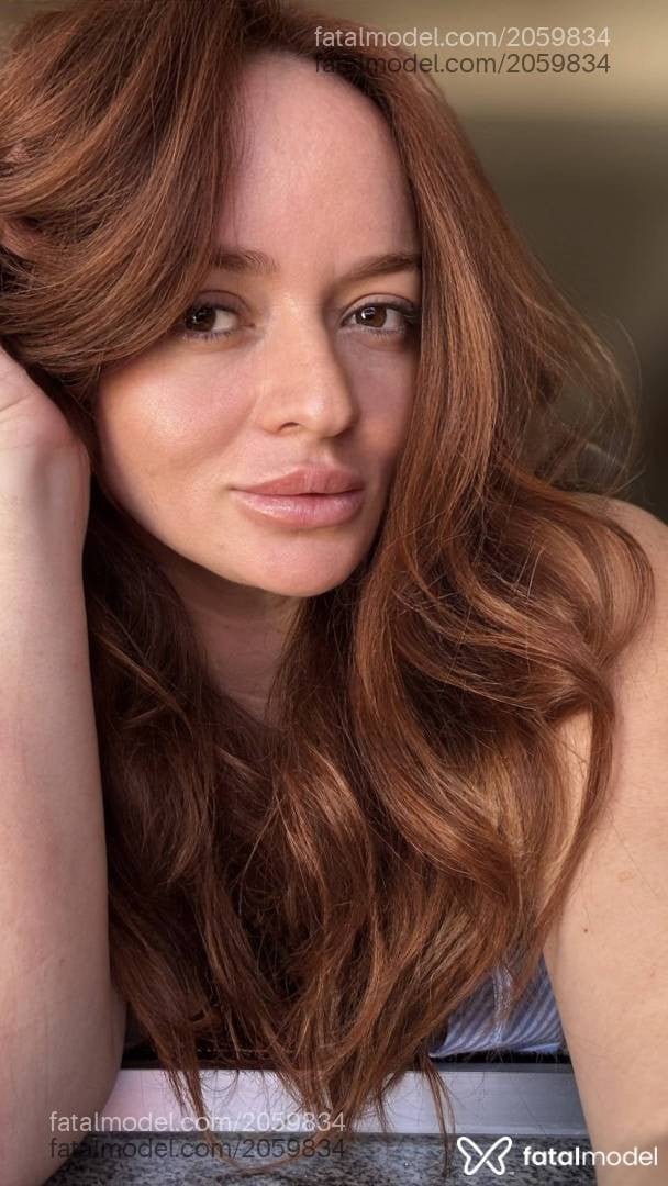 Acompanhante mulher ruiva (o) de olhos castanhos - Janaína