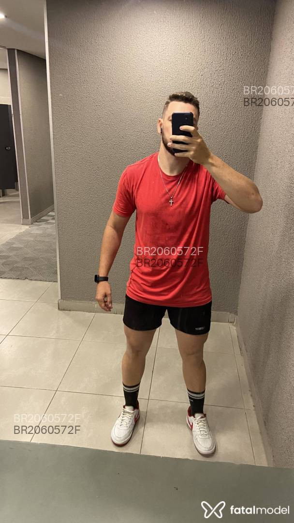 Acompanhante homem com cabelo castanho de olhos azuis em Rio de Janeiro Acompanhante homem com cabelo castanho de olhos azuis em Rio de Janeiro - Matheus