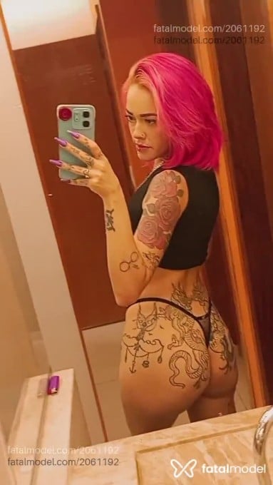 Acompanhante mulher com cabelo colorido de olhos castanhos em Brasília - Lunna