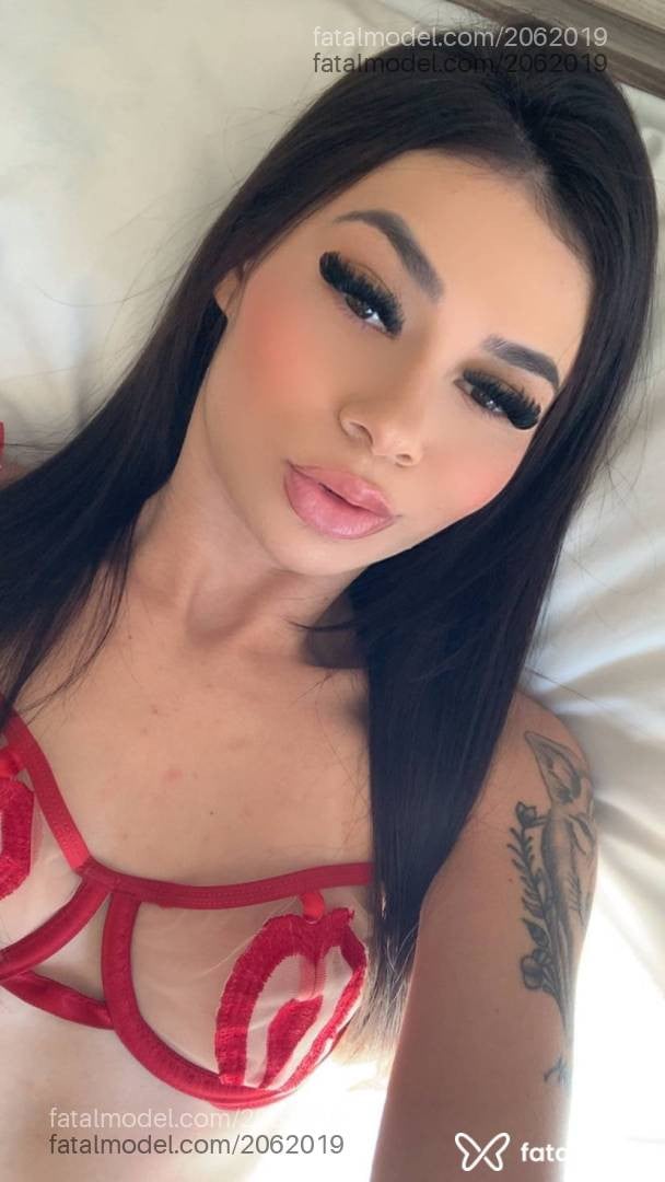 Acompanhante mulher com cabelo castanho de olhos castanhos em Curitiba Acompanhante mulher com cabelo castanho de olhos castanhos em Curitiba - Beatriz