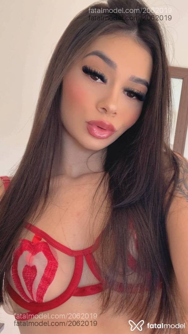 Acompanhante mulher com cabelo castanho de olhos castanhos em Curitiba Acompanhante mulher com cabelo castanho de olhos castanhos em Curitiba - Beatriz