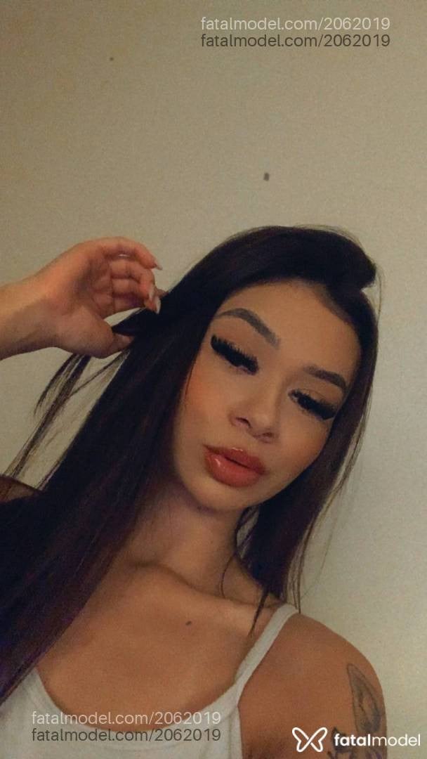 Acompanhante mulher com cabelo castanho de olhos castanhos em Curitiba Acompanhante mulher com cabelo castanho de olhos castanhos em Curitiba - Beatriz