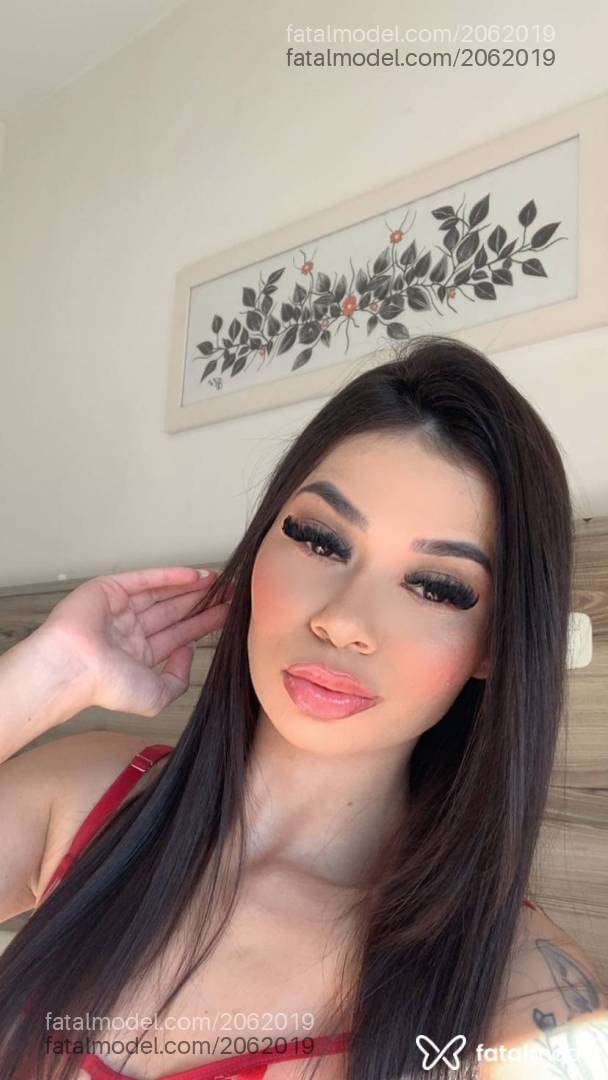 Acompanhante mulher com cabelo castanho de olhos castanhos em Curitiba Acompanhante mulher com cabelo castanho de olhos castanhos em Curitiba - Beatriz