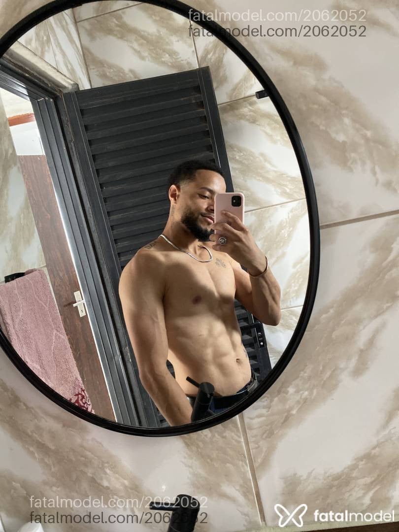 Acompanhante homem com cabelo castanho de olhos castanhos - Ckevoluttion