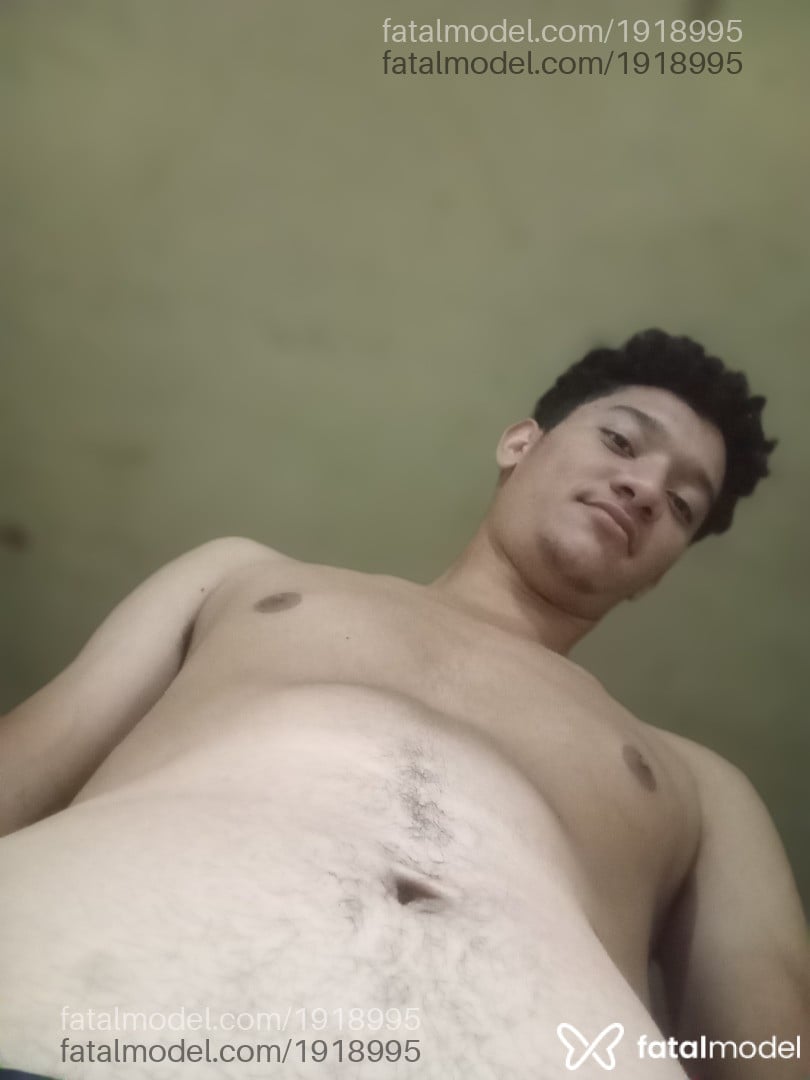 Acompanhante homem com cabelo castanho de olhos pretos em Água Boa - Luka