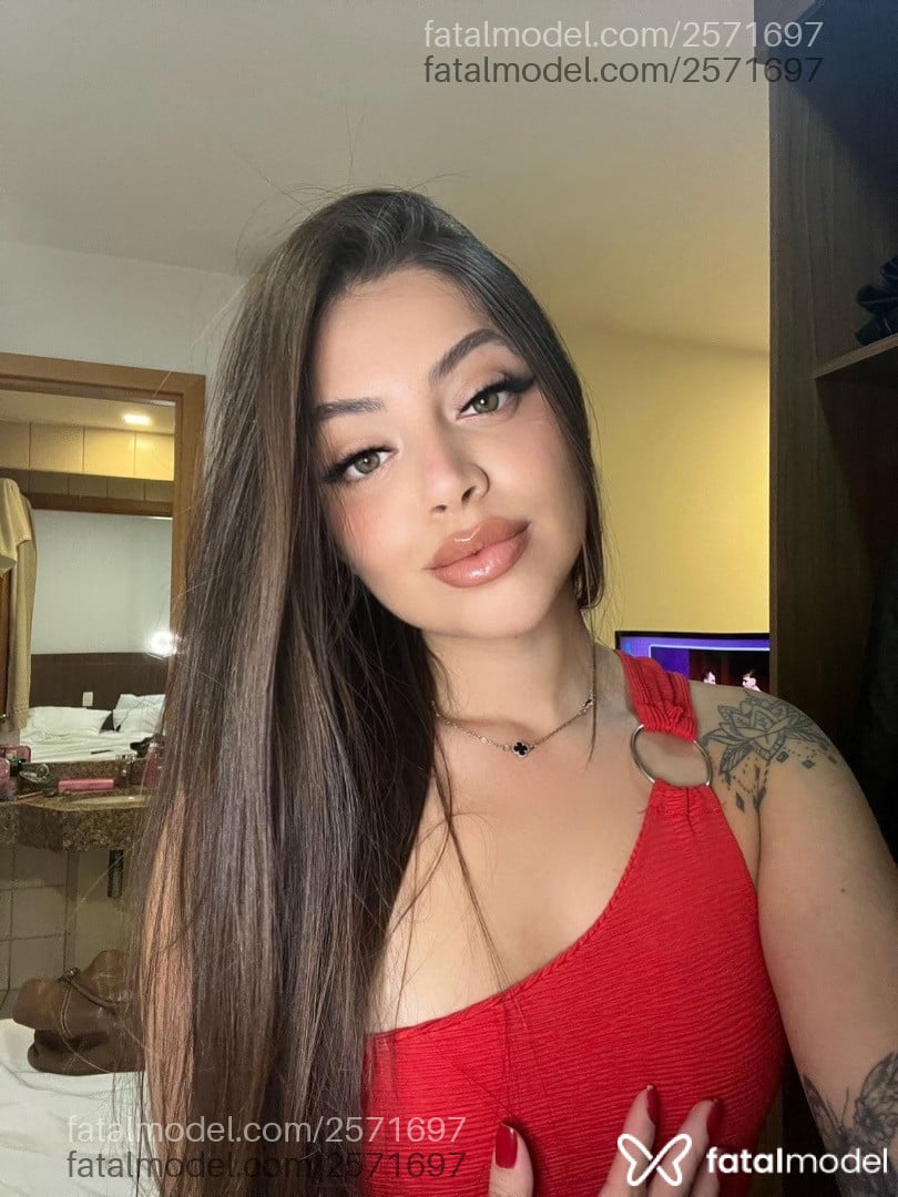 Acompanhante mulher com cabelo castanho de olhos verdes em Brasília - Livia Mendes