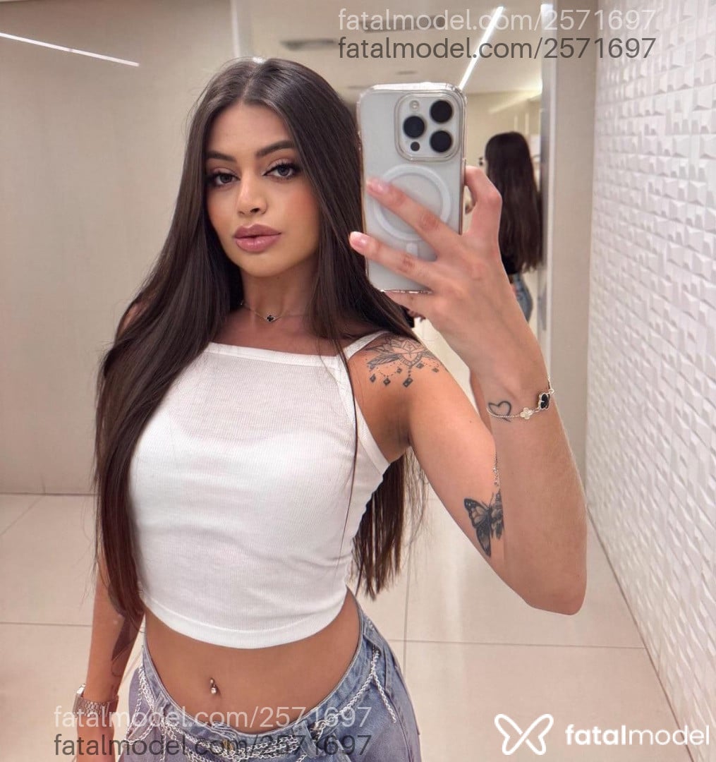 Acompanhante mulher com cabelo castanho de olhos verdes em Brasília - Livia Mendes