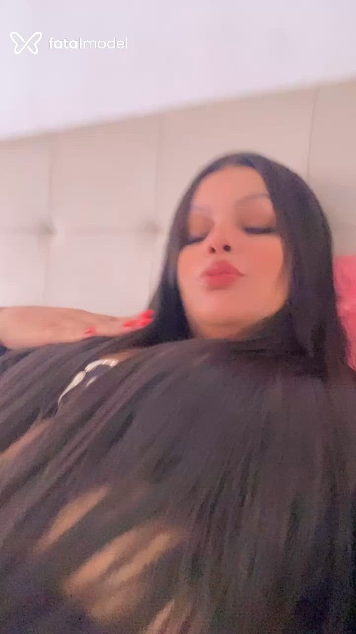 Acompanhante mulher morena (o) de olhos pretos - Taty Alves