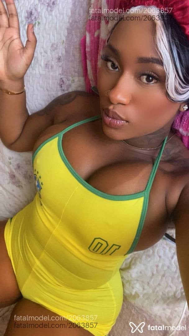 Acompanhante mulher loira (o) de olhos pretos - Sthefany Onika