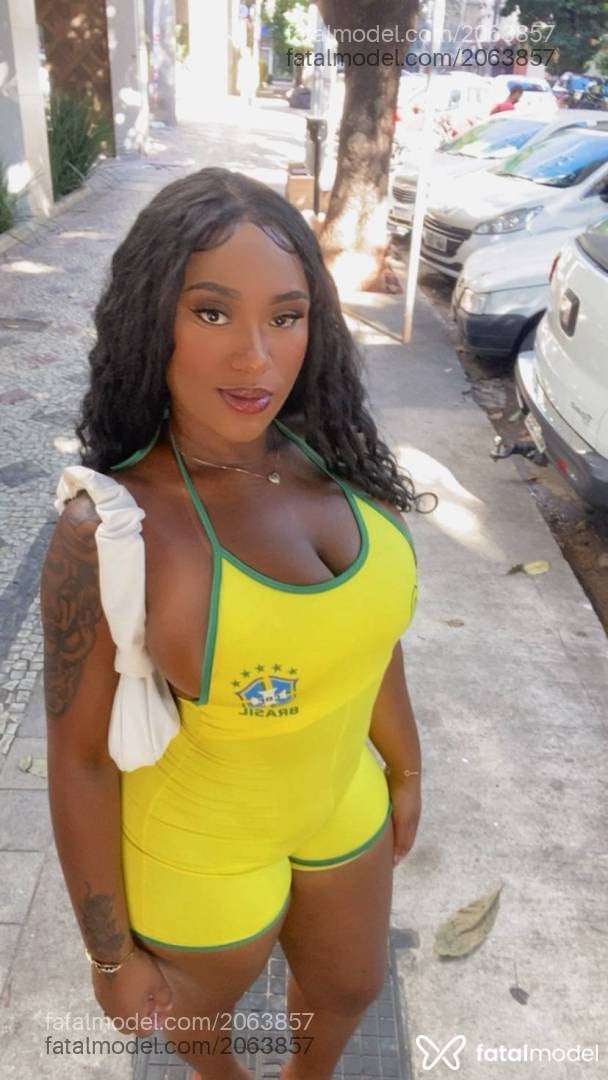 Acompanhante mulher loira (o) de olhos pretos - Sthefany Onika
