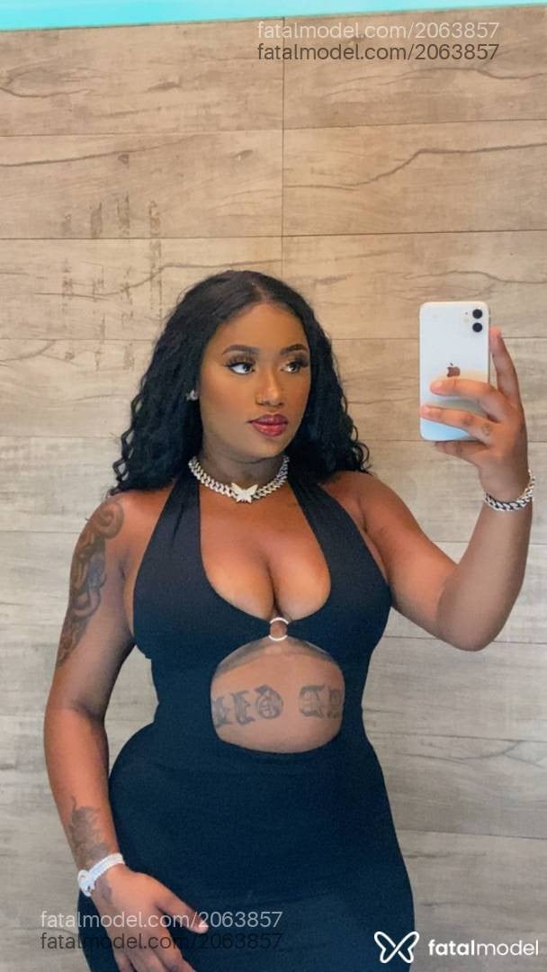 Acompanhante mulher loira (o) de olhos pretos - Sthefany Onika