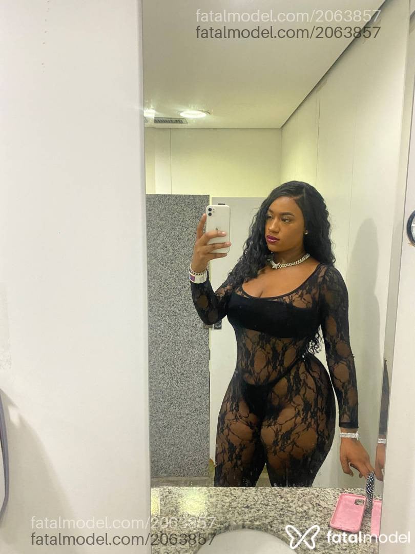 Acompanhante mulher loira (o) de olhos pretos - Sthefany Onika