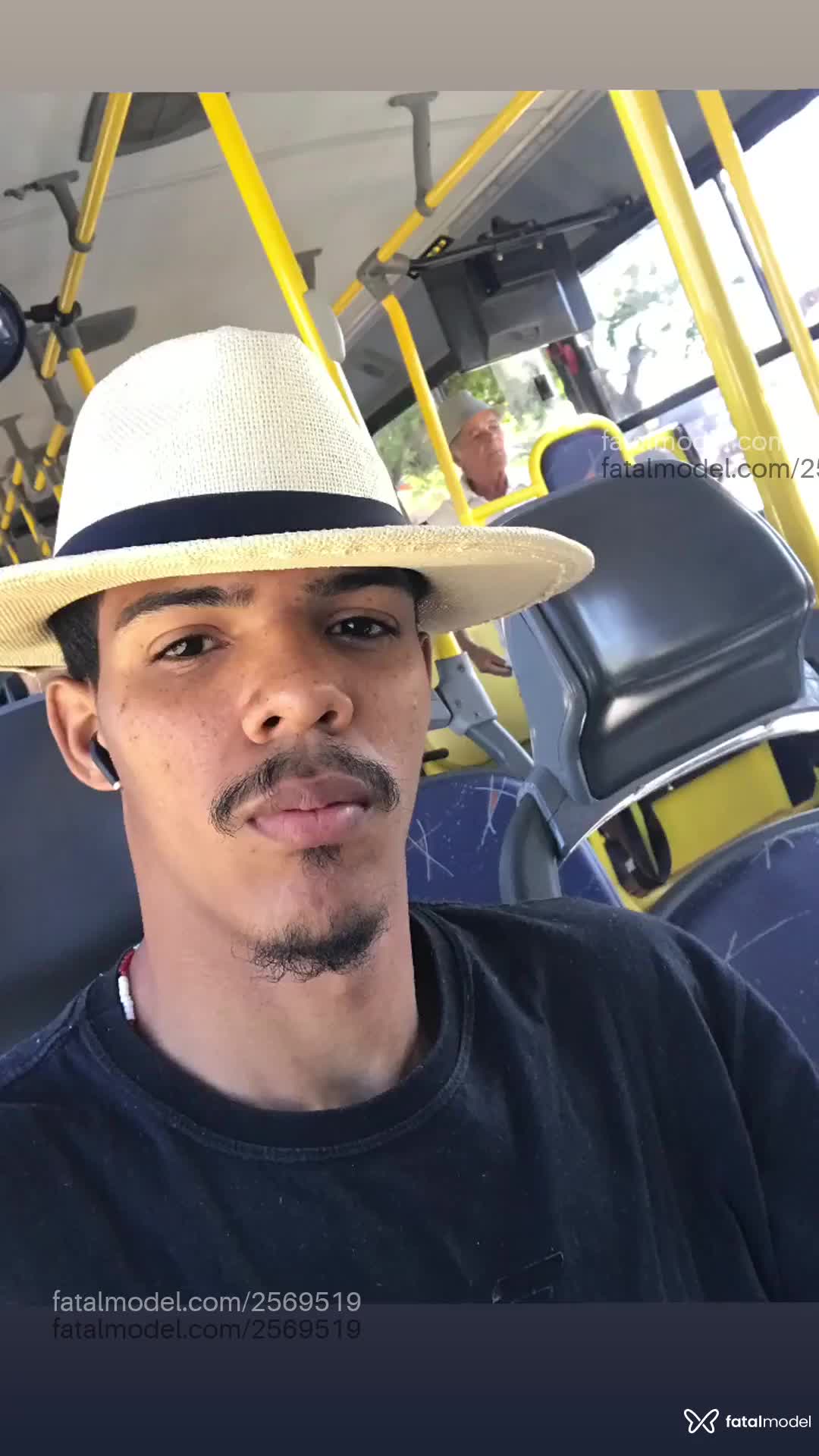 Acompanhante homem morena (o) de olhos pretos em Brasília - Preto