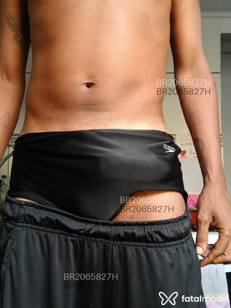 Acompanhante homem morena (o) de olhos castanhos - Preto Neon