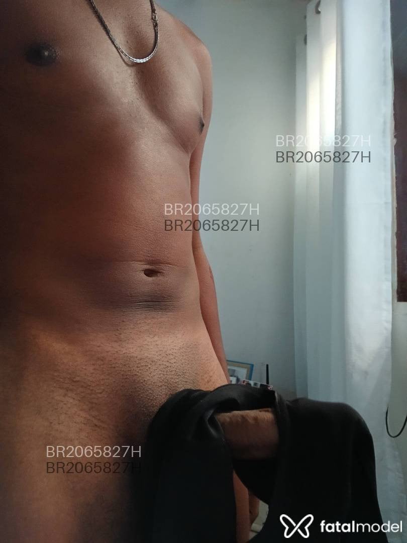 Acompanhante homem morena (o) de olhos castanhos - Preto Neon