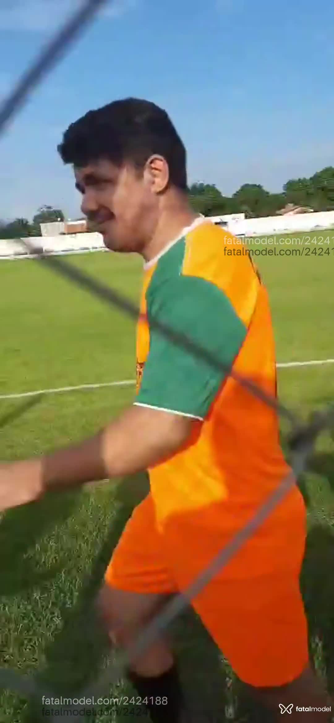 Acompanhante homem com cabelo grisalho de olhos mel - Layon