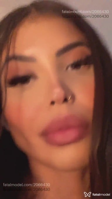 Acompanhante mulher com cabelo castanho de olhos mel em Virtual Acompanhante mulher com cabelo castanho de olhos mel em Virtual - Serena Medina